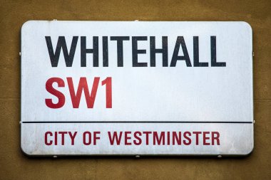 Londra, İngiltere - 8 Mart 2022: Londra 'daki Westminster şehrinde Whitehall için sokak tabelası.