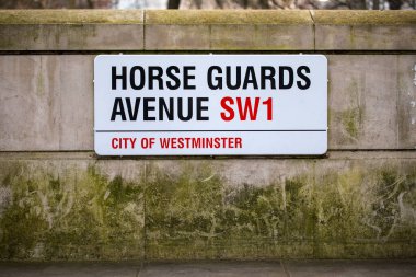 Londra, İngiltere - 8 Mart 2022: Londra, İngiltere 'deki Westminster şehrindeki Horse Guards Avenue sokak tabelası.