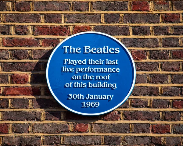 1969年1月30日 披头士乐队在伦敦梅费尔的萨维尔街 Savile Row 上的一块蓝色牌匾 纪念披头士乐队于1969年1月30日在大楼屋顶上的最后一次现场表演 — 图库照片
