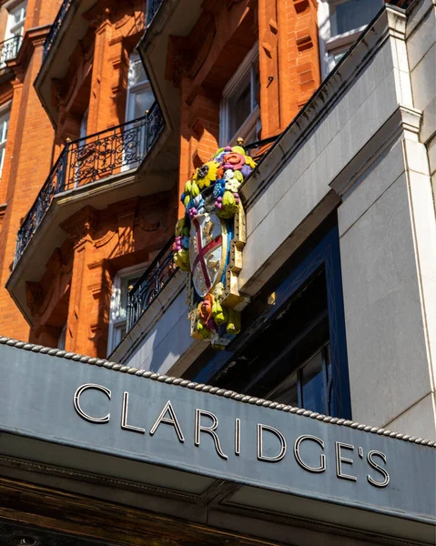 Londen Verenigd Koninkrijk Maart 2022 Een Claridges Bord Boven Een — Stockfoto