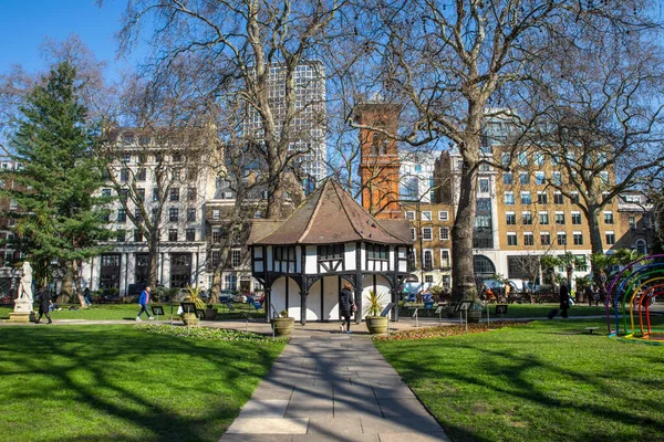 英国伦敦 2022年3月8日 英国伦敦美丽的苏荷广场 它的中心是一座半木结构的乡村园丁小屋 用来隐藏地面上的一座变电站 — 图库照片