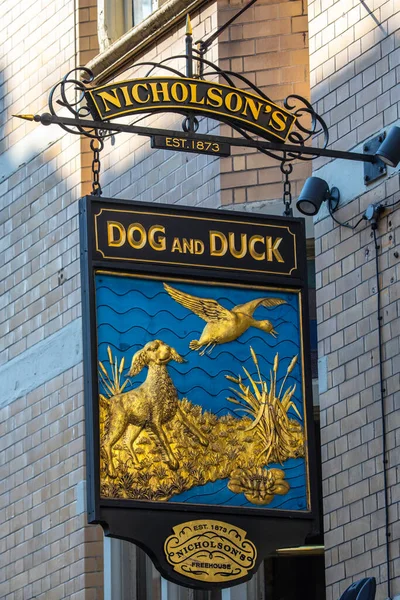 London March 8Th 2022 Traditional Hanging Sign Exterior Dog Duck — ストック写真