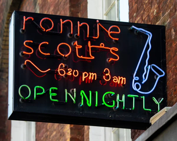 London Storbritannien Mars 2022 Neonskylten Utsidan Den Berömda Ronnie Scotts — Stockfoto
