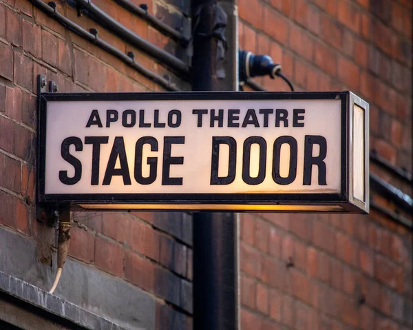 London Storbritannien Mars 2022 Skylt Till Apollo Theatre Stage Door — Stockfoto