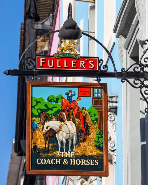 ロンドン 3月2022 ロンドン 英国のソーホー地区のギリシャ通りに位置するコーチと馬の公共住宅の外観上の伝統的なハンギングパブの看板 — ストック写真