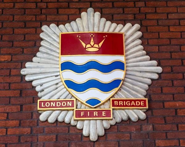 英国伦敦 2022年3月8日 英国伦敦索霍消防局外部的伦敦消防队徽章特写 — 图库照片