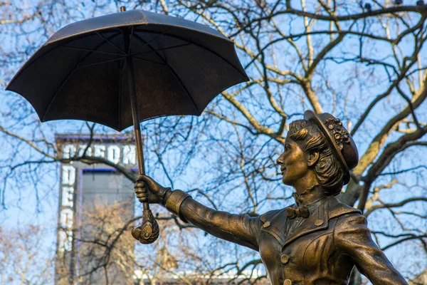 Londres Reino Unido Março 2022 Estátua Mary Poppins Leicester Square — Fotografia de Stock