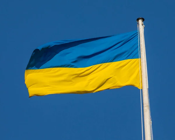 Σημαία Της Ουκρανίας Που Κυματίζει Καταγάλανο Ουρανό Πίσω — Φωτογραφία Αρχείου