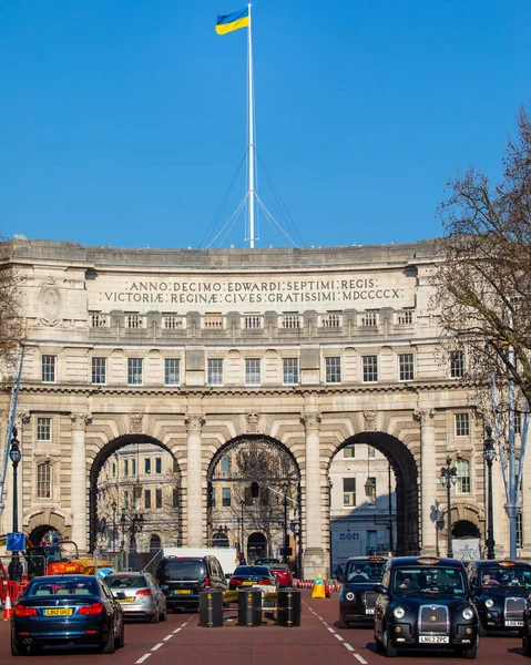 London March 8Th 2022 Ukrainian Flag Flying Proudly Admiralty Arch — Stock Photo, Image