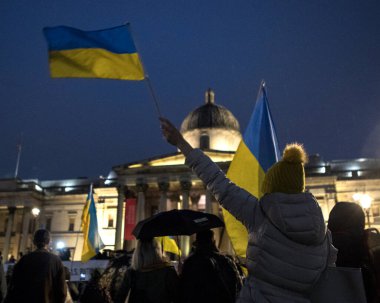 Londra, İngiltere - 2 Mart 2022: Rusya 'nın Ukrayna' daki saldırısına karşı Londra, İngiltere 'deki Trafalgar Meydanı' nda savaş karşıtı protestocular.