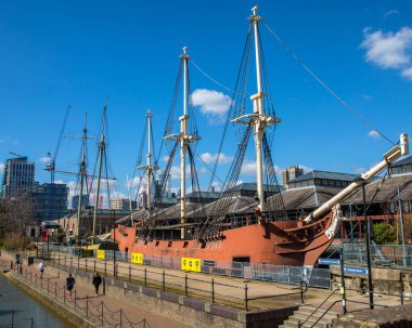 Londra, İngiltere - 17 Mart 2022: Wapping, Londra 'daki tarihi Tütün Rıhtımı' nda kopya gemiler. Görüntü aynı zamanda Süslü Kanal Wapping ve Uzakta Parça gösterilir.