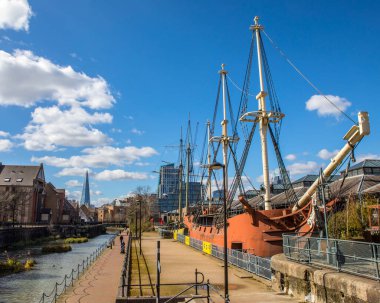 Londra, İngiltere - 17 Mart 2022: Wapping, Londra 'daki tarihi Tütün Rıhtımı' nda kopya gemiler. Görüntü aynı zamanda Süslü Kanal Wapping ve Uzakta Parça gösterilir.