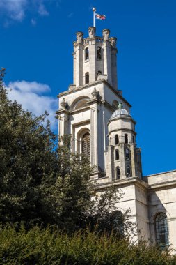 Londra, İngiltere - 17 Mart 2022: Doğu Londra 'daki Shadwell kilisesindeki St. George' un güzel kulesi. Nicholas Hawksmoor tarafından Londra 'da inşa edilen 6 kiliseden biri.