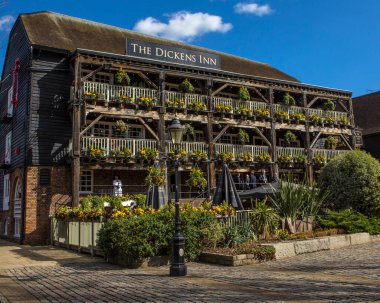 Londra, İngiltere - 17 Mart 2022: The Dickens Inn 'in Londra' daki St. Katherine rıhtımında bulunan güzel dış mekanı.