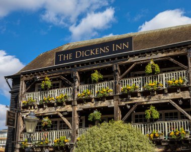 Londra, İngiltere - 17 Mart 2022: The Dickens Inn 'in Londra' daki St. Katherine rıhtımında bulunan güzel dış mekanı.