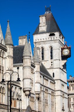 Londra, İngiltere 'deki Strand' da bulunan Kraliyet Adalet Divanı binasının saat kulesi..