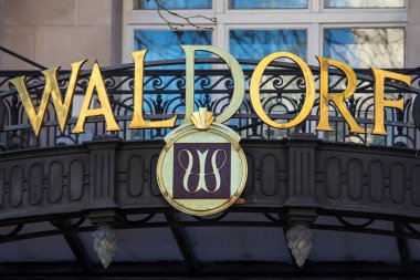 Londra, İngiltere - 17 Mart 2022: Londra, İngiltere 'de Aldwych' de yer alan The Waldorf Hilton Hotel 'in girişinin üstündeki tabela.