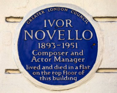 Londra, İngiltere - 17 Mart 2022: Aldwych, İngiltere 'de ünlü besteci ve aktör menajeri Ivor Novello' nun yaşadığı ve öldüğü yeri gösteren mavi bir plaket.