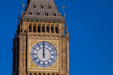 Westminster, Londra, İngiltere 'deki parlamento binasının göz kamaştırıcı ve yeni yenilenmiş Elizabeth kulesi..