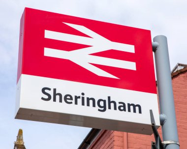 Sheringham, İngiltere - 16 Mayıs 2022: İngiltere 'nin Norfolk kentindeki Sheringham Tren İstasyonu' nda bir tabela.