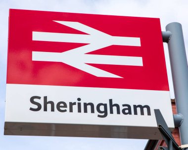 Sheringham, İngiltere - 16 Mayıs 2022: İngiltere 'nin Norfolk kentindeki Sheringham Tren İstasyonu' nda bir tabela.