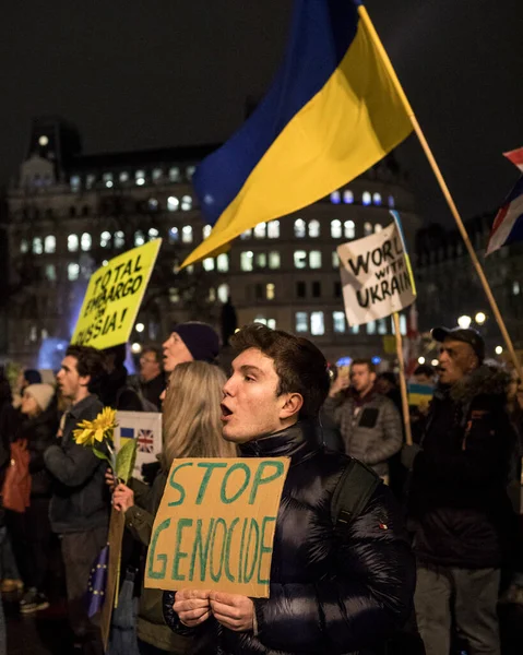 Londra, İngiltere - 2 Mart 2022: Rusya 'nın Ukrayna' daki saldırısına karşı Londra, İngiltere 'deki Trafalgar Meydanı' nda savaş karşıtı protestocular.