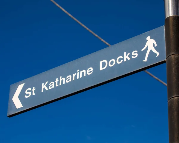 Pedestrian Signpost Pointing Direction Katherines Dock London — Foto Stock