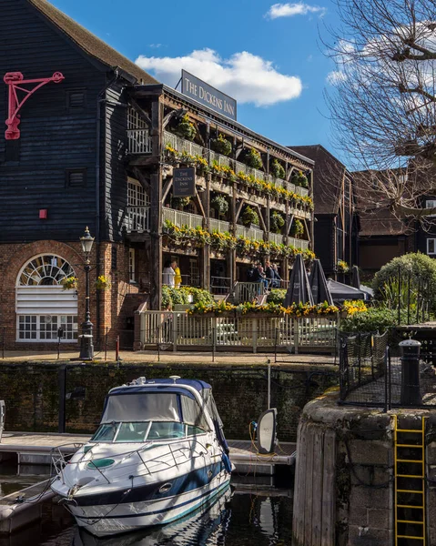 London March 2022 Dickens Inn Public House Located Katherine Docks — стокове фото