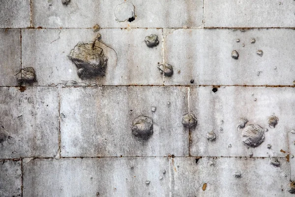 Nahaufnahme Von Granatsplittern Und Bombenschäden Durch Den Blitz Der Außenfassade — Stockfoto