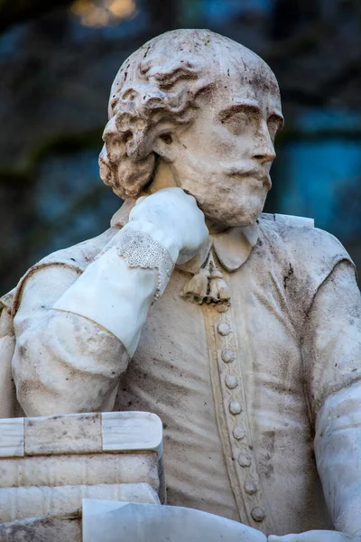 Statue Famous Playwright William Shakespeare Located Leicester Square London —  Fotos de Stock