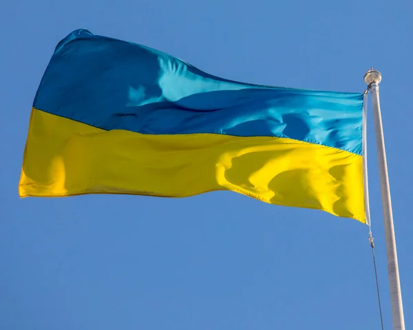 Ουκρανική Σημαία Κυματίζει Πάνω Από Έναν Καταγάλανο Ουρανό — Φωτογραφία Αρχείου