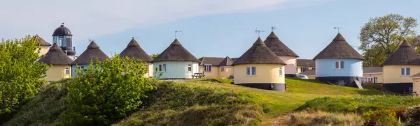 英国诺福克海滨村庄临海温特顿漂亮的茅草屋的全景 — 图库照片