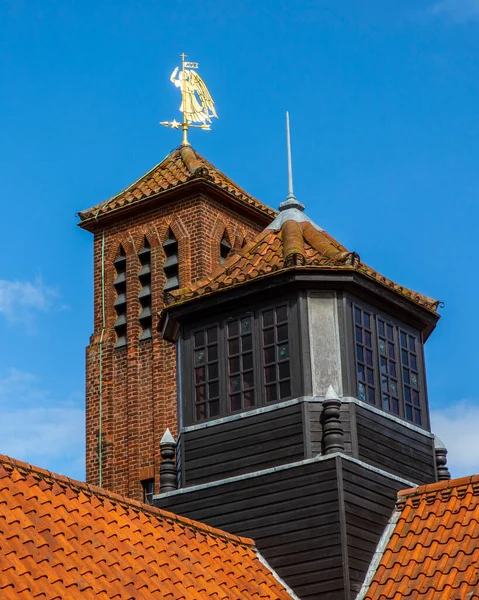 Złota Łopatka Pogodowa Przedstawiająca Archanioła Gabriela Wieży Kościoła Sanktuarium Matki — Zdjęcie stockowe