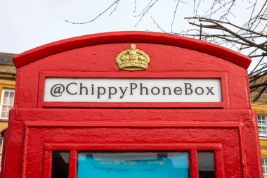 Chipping Norton, İngiltere - 10 Nisan 2022: Birleşik Krallık 'ın Oxfordshire kentindeki Chipping Norton kasabasında yerel sanat eserlerini sergileyen ChippyPhoneBox olarak adlandırılan kırmızı telefon kulübesi.