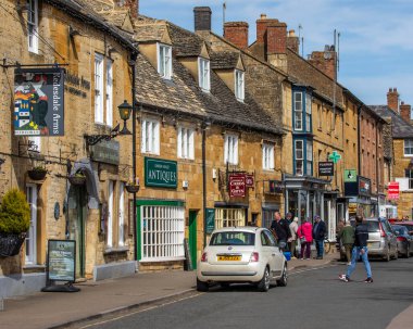 Moreton-in Marsh, İngiltere - 11 Nisan 2022: The High Street in the beautiful market town of Moreton-in-Marsh, Gloucestershire, İngiltere.