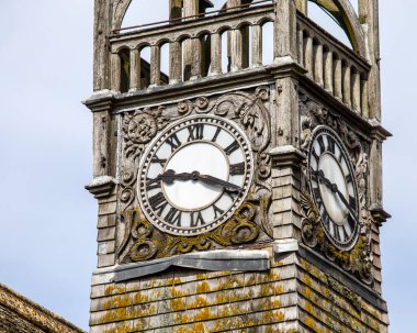 Cotswolds, Gloucestershire, İngiltere 'deki Redesdale Hall' un süslü saat kulesine yakın çekim..