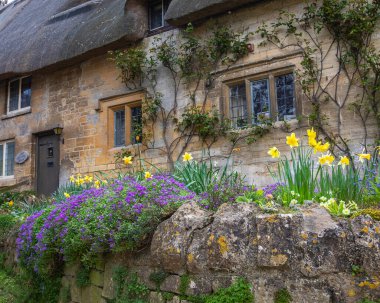 Cotswolds, İngiltere - 11 Nisan 2022: İngiltere 'nin Gloucestershire kentindeki Cotswold köyünde güzel bir kulübe.