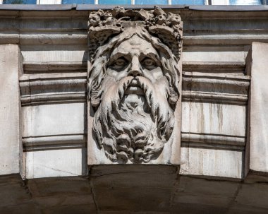 Londra, İngiltere 'deki Somerset House' un dışındaki Yaşlı Baba Thames 'in bir heykeli. Yaşlı Baba Thames, Londra 'nın kendi nehridir. Thames Nehri' nden sonra Tanrı 'nın adı verildi..