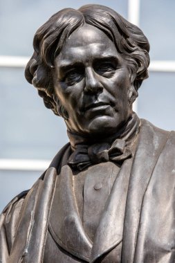 Londra, İngiltere - 20 Nisan 2022: Ünlü İngiliz bilim adamı Michael Faraday 'ın Londra' nın merkezindeki Savoy Place 'de bulunan heykeli.