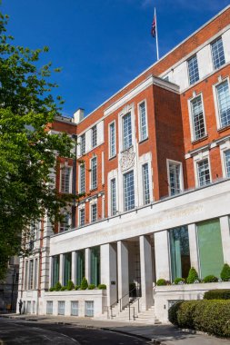 Londra, İngiltere - 20 Nisan 2022: Londra 'nın merkezindeki Savoy Place' de bulunan Mühendislik ve Teknoloji Enstitüsü 'nün dışı.