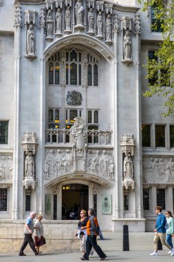 Londra, İngiltere - 20 Nisan 2022: The Supreme Court 'un dışı, Westminster, Londra, İngiltere Parlamento Meydanı' ndan izlendi.