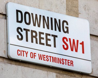 Londra, İngiltere - 20 Nisan 2022: Downing Street için sokak tabelası - İngiliz Başbakanının yaşadığı sokak, Westminster, Londra, İngiltere.