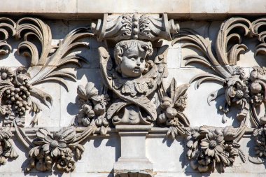 Londra, İngiltere 'deki St. Pauls Katedrali' nin dışındaki süslü heykellerin yakın plan detayları..