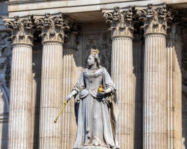Londra, İngiltere - 20 Nisan 2022: Londra, İngiltere 'deki St. Pauls Katedrali' nin muhteşem cephesi ile Kraliçe Anne 'in Heykeli.