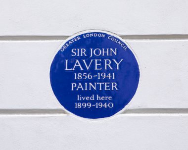 Londra, İngiltere - 5 Mayıs 2022: Güney Kensington, Londra, İngiltere 'de ünlü ressam Sir John Lavery' nin yaşadığı yeri gösteren mavi bir plaket.