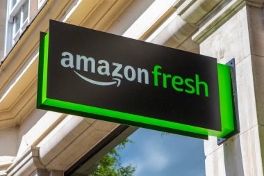 Londra, İngiltere - 5 Mayıs 2022: Londra 'nın merkezinde bir Amazon Fresh mağazasının girişinin üzerinde imza.