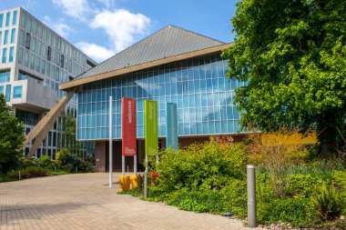 Londra, İngiltere - 5 Mayıs 2022: Kensington, Londra 'daki Tasarım Müzesi' nin dışı.