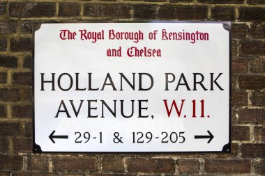 Londra, İngiltere - 5 Mayıs 2022: Kensington, Londra 'da Holland Park Avenue için bir sokak tabelası.