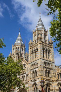 Londra, İngiltere - 5 Mayıs 2022: Londra, İngiltere 'deki Doğal Tarih Müzesinin muhteşem dış görünüşü.