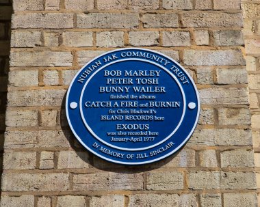 Londra, İngiltere - 5 Mayıs 2022: Londra, İngiltere 'de Basing Caddesi' nde bir plaket, Bob Marley, Peter Tosh ve Bunny Waliler 'ın müzik kaydettikleri yer..
